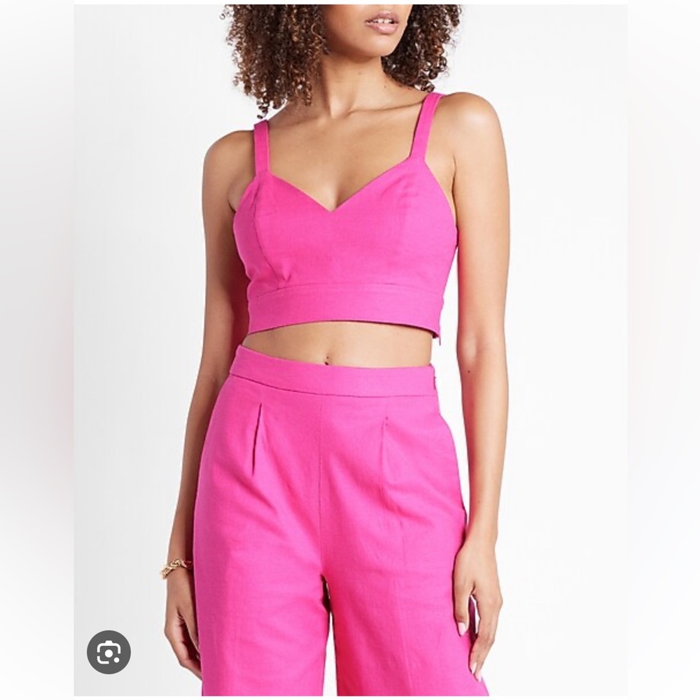 🆕 Express Limited Edition Linen-Blend V-Neck
Cropped Top